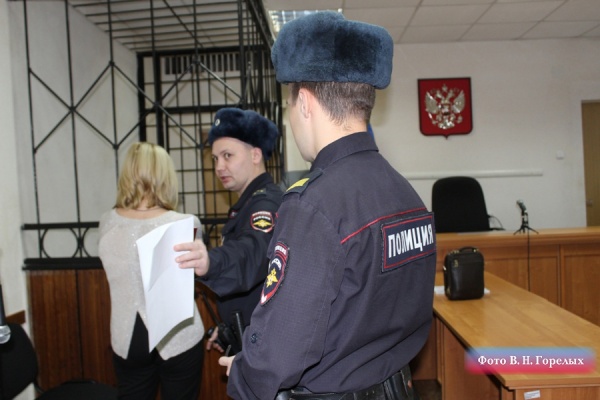 На Урале суд отправил на два года в колонию сотрудницу банка, укравшую у бизнесмена более 20 млн рублей - Фото 1