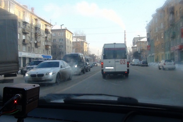 ГИБДД Екатеринбурга за два дня оштрафовала три десятка автолюбителей, не пропустивших скорую - Фото 1