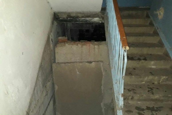 В Нижнем Тагиле в подъезде девятиэтажки на мужчину упала огромная бетонная плита  - Фото 1