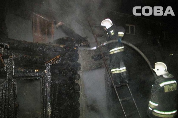 В Екатеринбурге в цыганском поселке сгорел частный дом - Фото 1