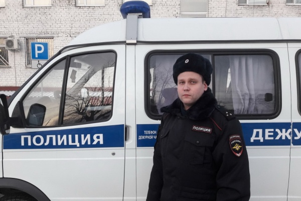 На Урале полицейский в ТРЦ случайно задержал преступника в розыске. В ходе импровизированной спецоперации пострадала витрина и несколько авто - Фото 1