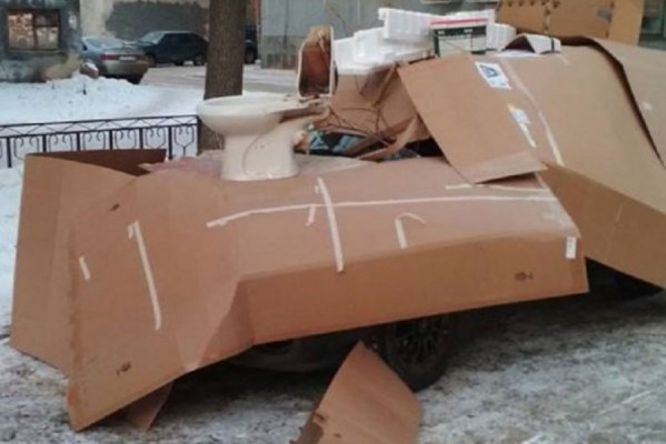 В центре Екатеринбурге неизвестные завалили машину коробками и унитазом - Фото 1