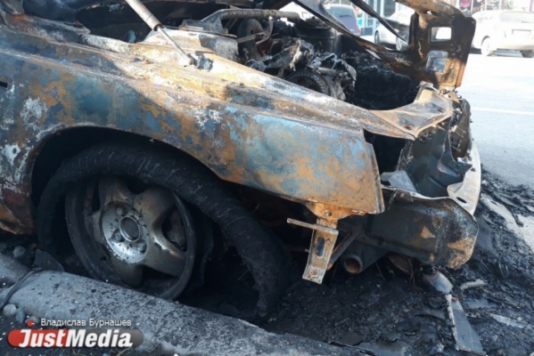 В Екатеринбурге сгорел Nissan - Фото 1