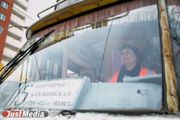 Юлия Юсипова, водитель трамвая: «Когда идет легкий снежок, всегда поднимается настроение». В Екатеринбурге -6 градусов. ФОТО, ВИДЕО - Фото 1
