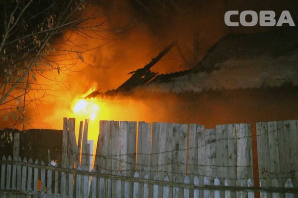 В частном секторе на Шарташе сгорел жилой дом - Фото 1