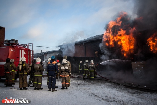 В Серове сгорел ангар с автобусом - Фото 1