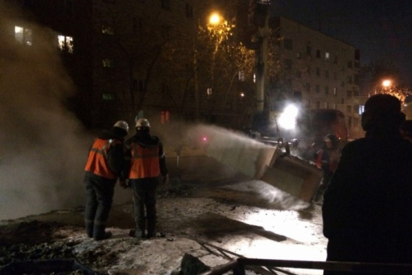 Жители нескольких улиц на ВИЗе провели вечер ночь без отопления и горячей воды. ФОТО - Фото 1