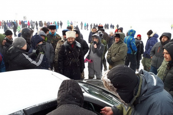 Казаки сорвали автогонки на льду Балтыма. ВИДЕО - Фото 1