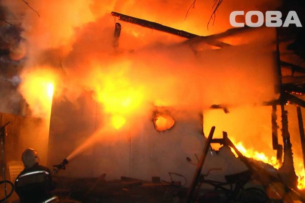За ночь в Екатеринбурге сгорел частный дом, квартира и беседка. ФОТО - Фото 1