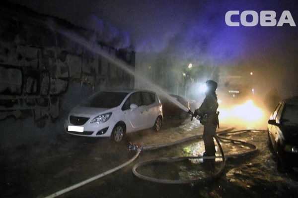 В Екатеринбурге сгорела детская спортивная школу «Динамо» и несколько припаркованных автомобилей. ФОТО - Фото 1