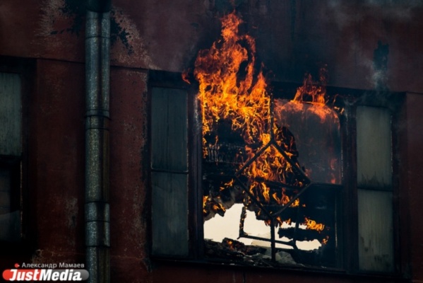 Ночью в Екатеринбурге сгорели торговый павильон и баня - Фото 1