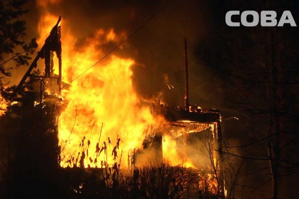 На Московском тракте в садах сгорели три больших дома. ФОТО - Фото 1