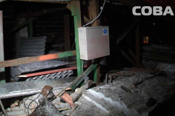 Потолок в доме на Уралмаше, где пострадала семья с детьми, мог рухнуть из-за безответственности рабочих. ФОТО - Фото 1