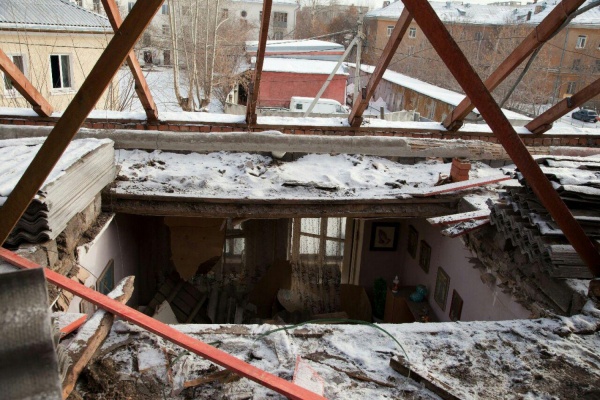 ЧП с обрушением потолка в доме на Уралмаше вылилось в уголовное дело - Фото 1