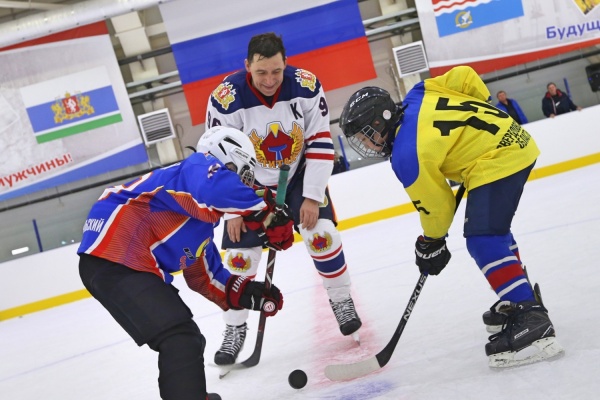 Куйвашев сыграл в хоккей на льду арены, построенной по поручению Путина. ФОТО - Фото 1