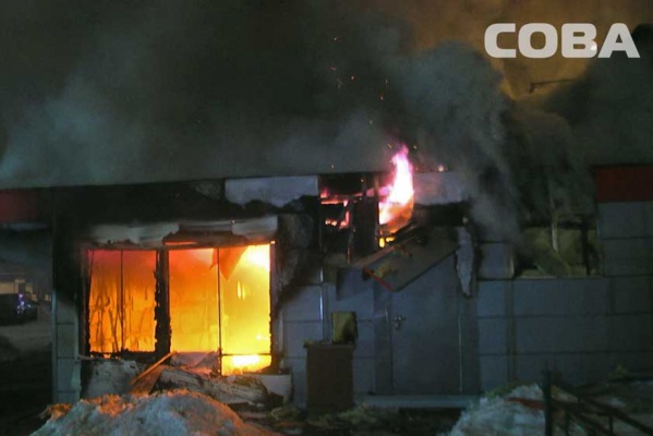 На Московской сгорел заброшенный автосервис и ВАЗ. ФОТО - Фото 1