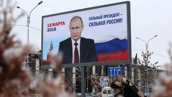  «Пиджачок замарали». На Химмаше облили предвыборный плакат Путина - Фото 1