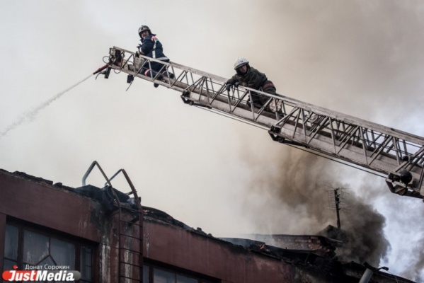 В Екатеринбурге из горящей девятиэтажки эвакуировали 15 человек. ФОТО - Фото 1