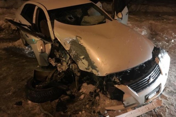 В Екатеринбурге пьяный водитель Toyota влетел в дерево - Фото 1