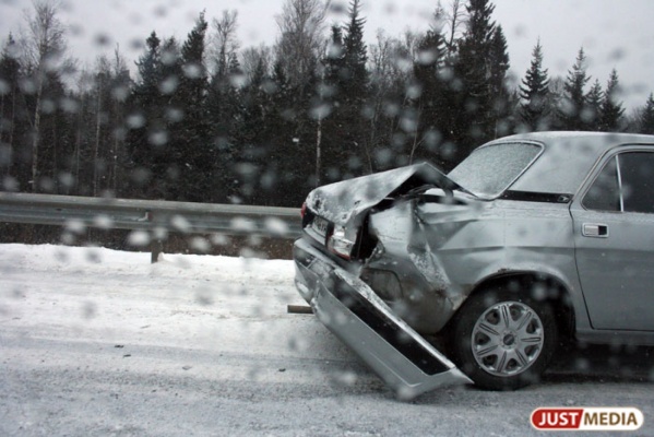  Из-за сильных снегопадов в Свердловской области стали чаще биться машины - Фото 1