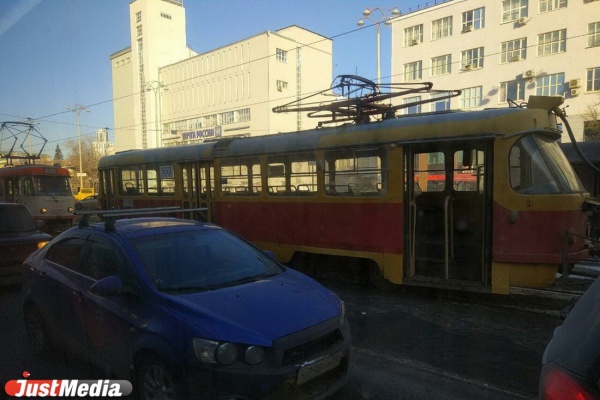 Из-за сломанного вагона в самом центре Екатеринбурга встали трамваи - Фото 1