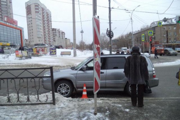 В Екатеринбурге водитель Subaru сбил пешехода, который перебегал на красный. ФОТО - Фото 1