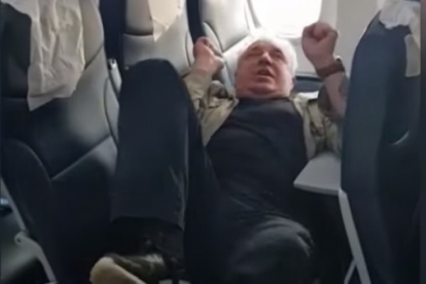 Пьяный пассажир устроил дебош в самолете, летевшем из Екатеринбурга в Анталью. ВИДЕО - Фото 1