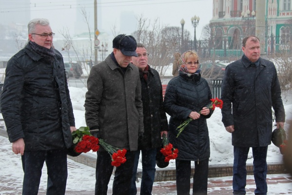 Куйвашев, Тунгусов и Якоб возложили цветы к стихийному мемориалу на площади Труда - Фото 1