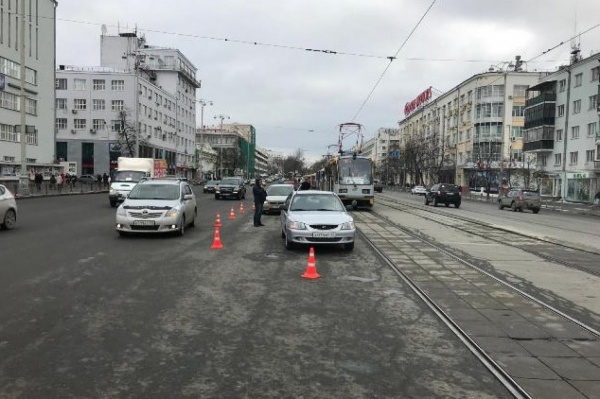 В центре Екатеринбурга две иномарки не поделили дорогу. Есть пострадавшие  - Фото 1