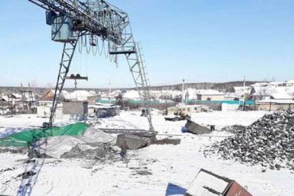 В Березовском временно закрыли предприятие, которое засыпало близлежащие дома угольной пылью - Фото 1