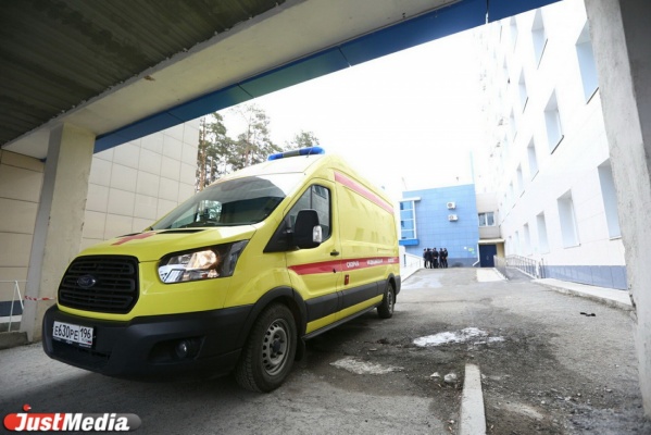 В Екатеринбурге водитель Volvo сбил пешехода, а потом отвез его в травмпункт - Фото 1
