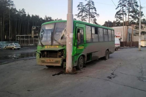 На Московском тракте автобус влетел в столб. Пострадали 9 пассажиров - Фото 1