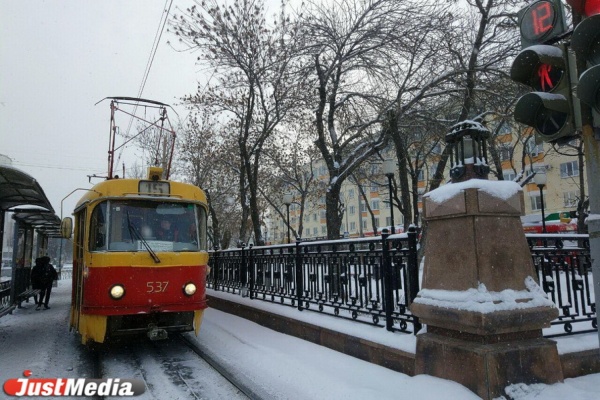 Для Екатеринбурга купят пять новых трамваев и два состава для метро - Фото 1