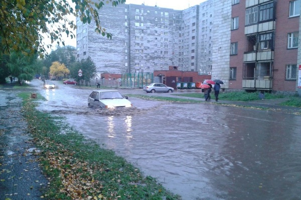 Несколько домов в центре Екатеринбурга остались без холодной воды из-за коммунальной аварии - Фото 1