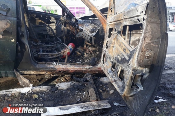 Минувшей ночью в Екатеринбурге сгорели Touareg, Opel Astra и Toyota Camry - Фото 1