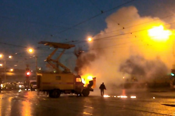 В Екатеринбурге во время репетиции парада сгорел грузовик. ВИДЕО - Фото 1