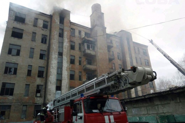 В Екатеринбурге горит шестиэтажный «элитный» корпус Городка милиции. ФОТО - Фото 1