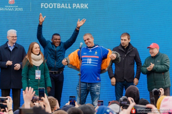 Парк футбола в Екатеринбурге открыли главный «таксист» Франции и легендарный спортсмен. ФОТО - Фото 1