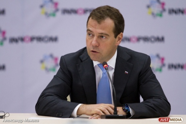 Куйвашев поздравил Медведева с назначением на пост премьер-министра - Фото 1