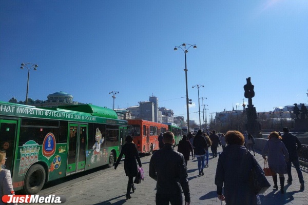 Центр Екатеринбурга встал в пробках из-за водителей, которые не читают новости. ФОТО - Фото 1