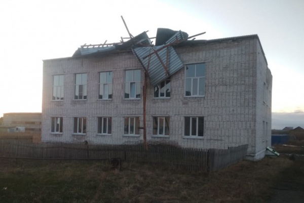 В Свердловской области шквалистый ветер оставил без света 34 населенных пункта и сорвал часть кровли с больницы в Алапаевске - Фото 1