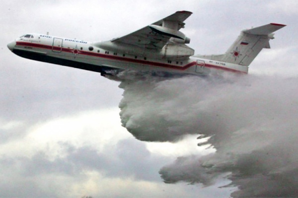 МЧС России на пожароопасный период пригнал на Урал самолет-амфибию Бе-200, который вмещает 12 тонн воды - Фото 1