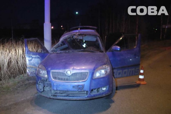 В Екатеринбурге Skoda, уходившая от полицейской погони, врезалась в столб. ФОТО - Фото 1