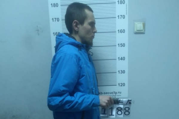 В Екатеринбурге полиция задержала разбойника, который ограбил несколько аптек и оружейный магазин - Фото 1