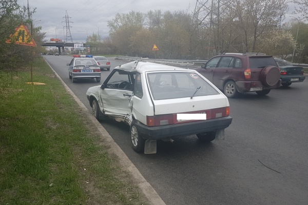 В Екатеринбурге ВАЗ и Toyota не подлили дорогу. Пострадали 2 человек, в том числе ребенок. ФОТО - Фото 1