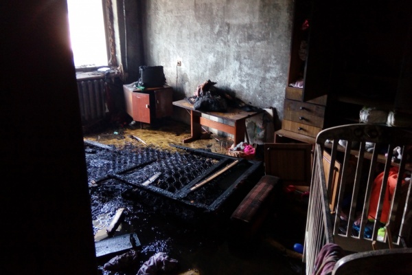 в Асбесте пожарные спасли из горящей квартиры четырех детей и их маму. Пострадала двухлетняя девочка. ФОТО - Фото 1