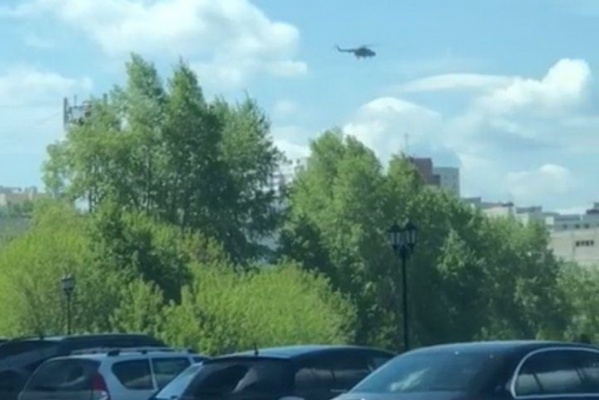 Над Екатеринбургом в закрытом для полетов воздушном пространстве кружит вертолет - Фото 1