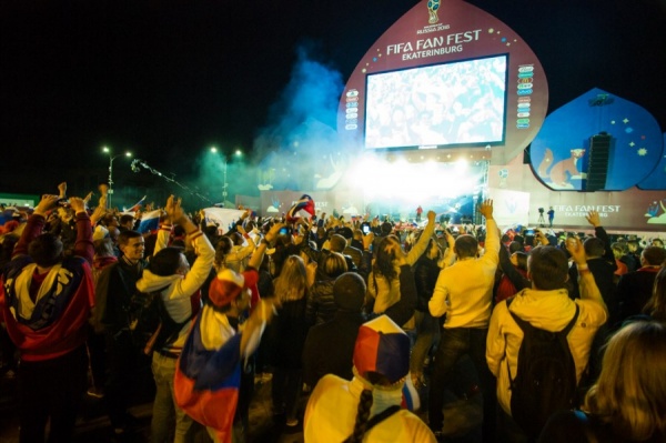 Мэрия Екатеринбурга извинилась перед болельщиками, которым пришлось смотреть матч Россия - Египет из-за забора фан-зоны - Фото 1