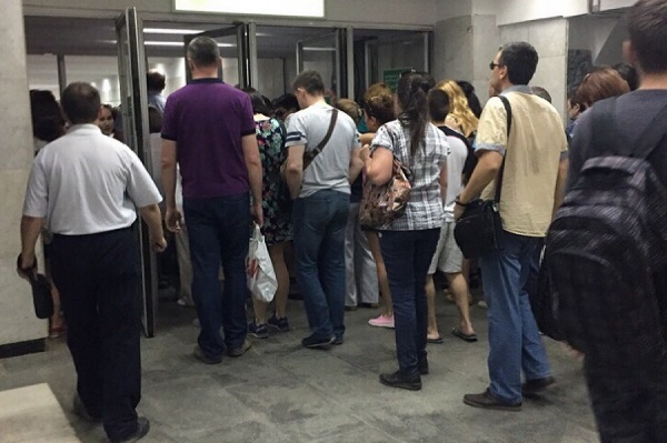 Сотни екатеринбуржцев сегодня опоздали на работу из-за пробок в метро  - Фото 1