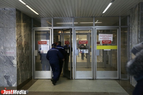 В метро на Уралмаше по-прежнему работает только один вестибюль - Фото 1